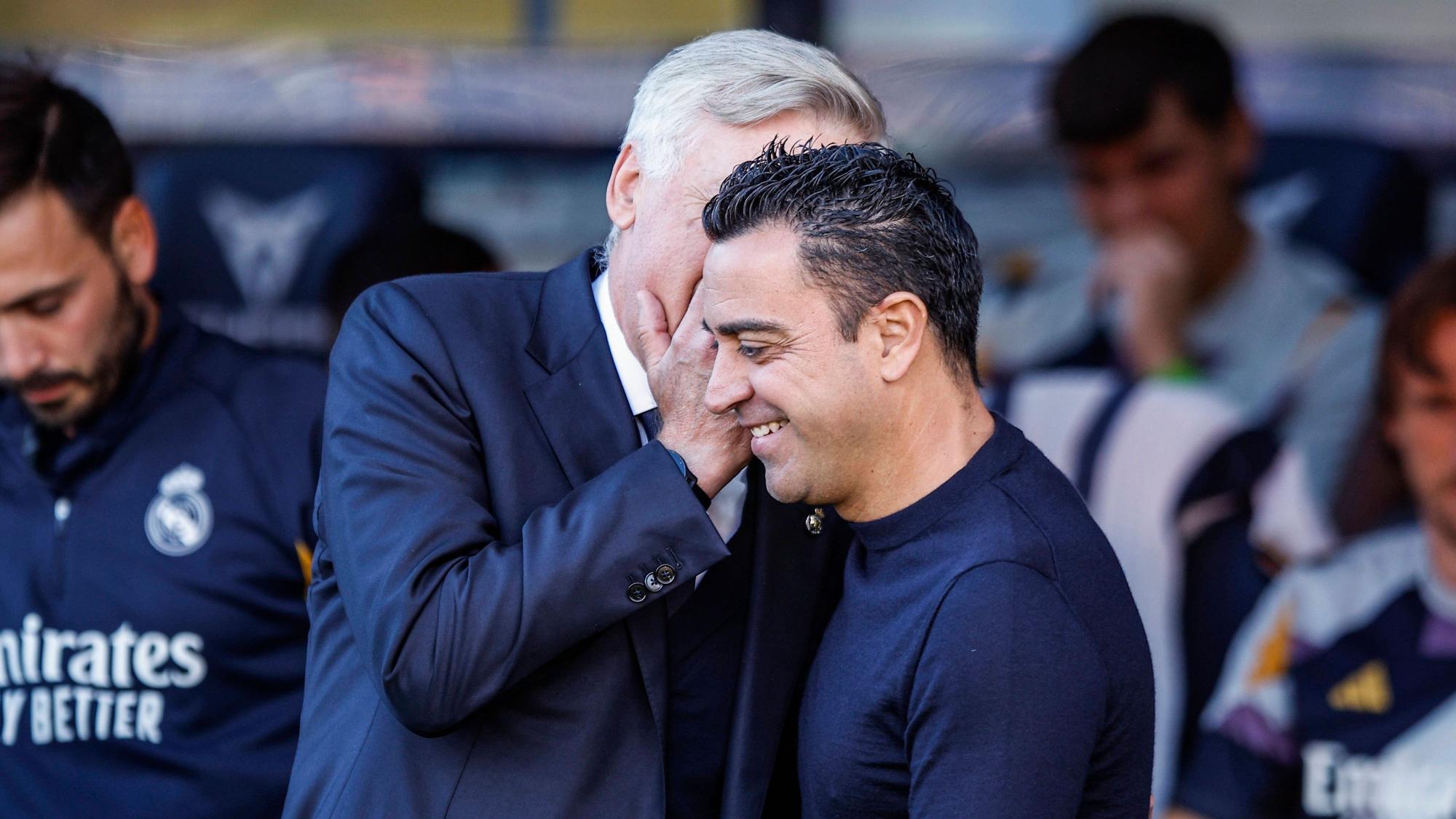Carlo Ancelotti flüstert Xavi etwas ins Ohr.
