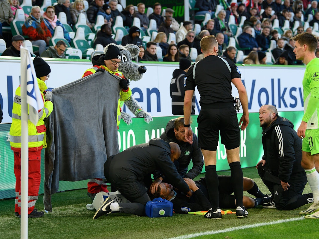 Max Finkgräfe hat beim Spiel des VfL Wolfsburg gegen den 1. FC Köln den Schiedsrichter-Assistenten Thorben Siewer mit voller Wucht bei einem Klärungsversuch mit dem Ball am Kopf getroffen.