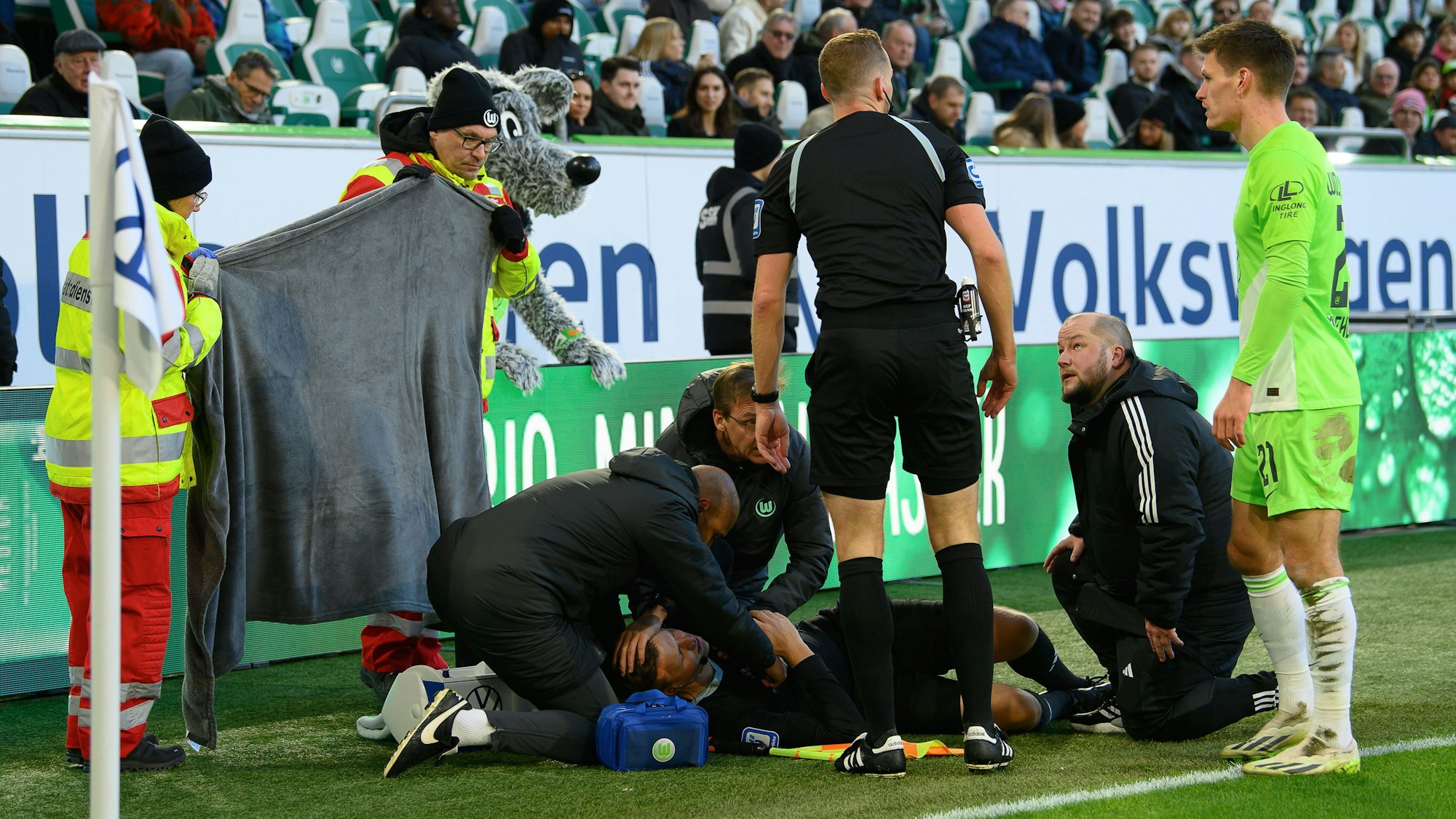 Max Finkgräfe hat beim Spiel des VfL Wolfsburg gegen den 1. FC Köln den Schiedsrichter-Assistenten Thorben Siewer mit voller Wucht bei einem Klärungsversuch mit dem Ball am Kopf getroffen.