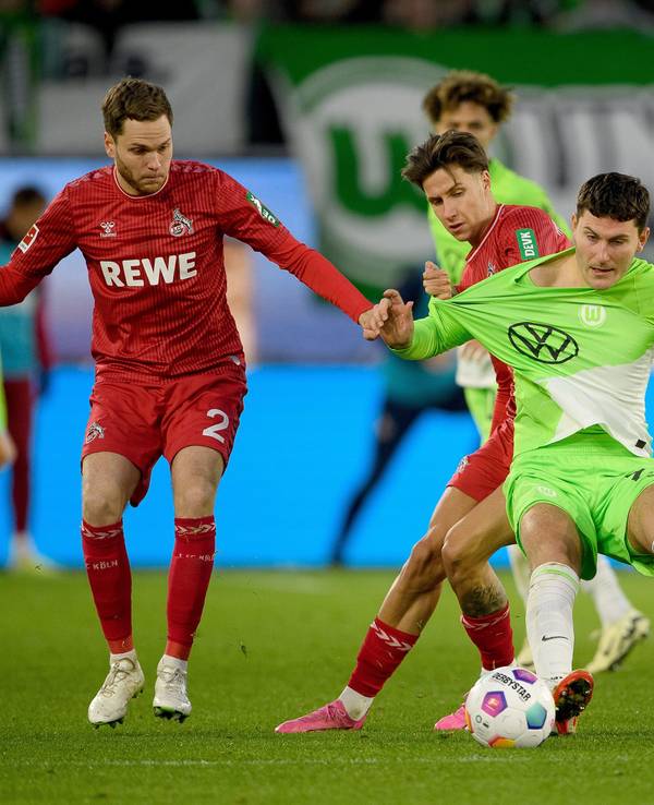 Intensive Kämpfe um den Ball beim Spiel des VfL Wolfsburg gegen den 1. FC Köln.