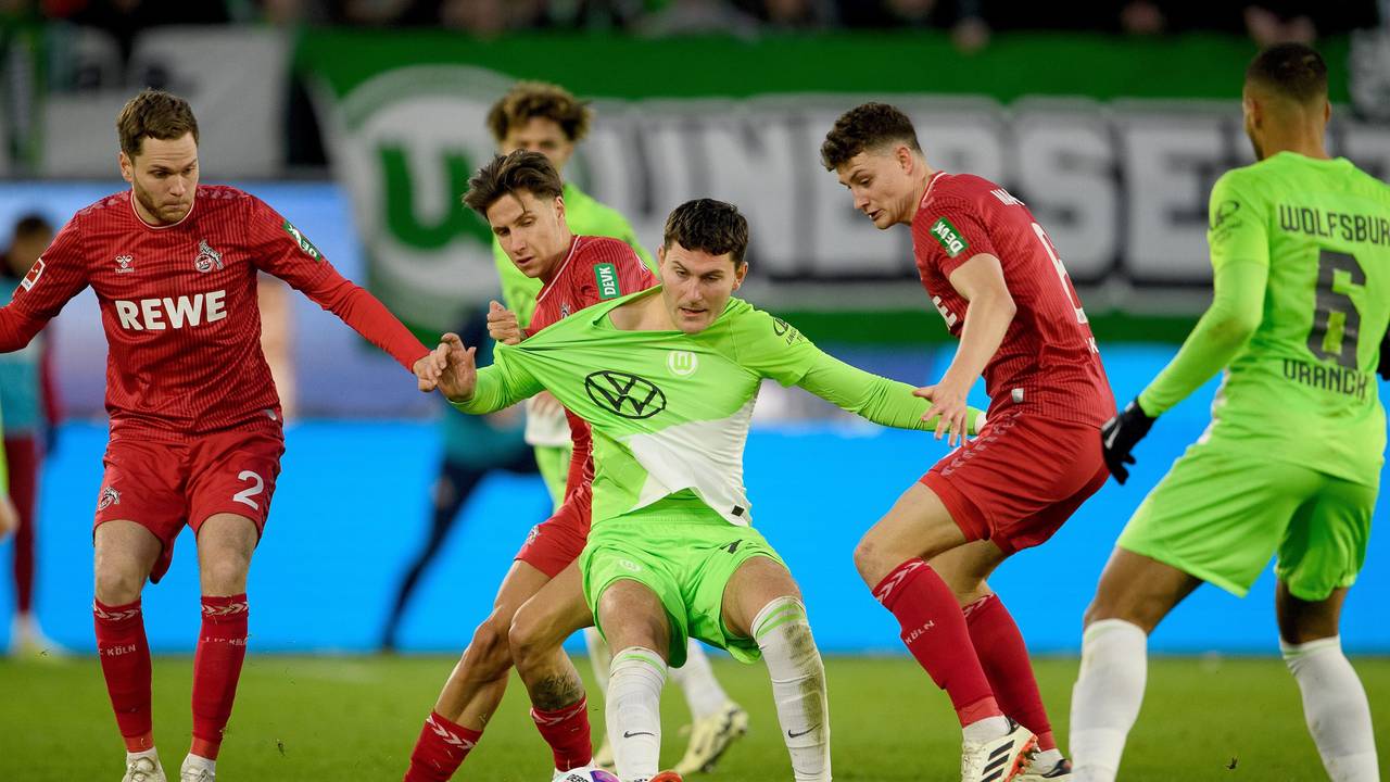Intensive Kämpfe um den Ball beim Spiel des VfL Wolfsburg gegen den 1. FC Köln.