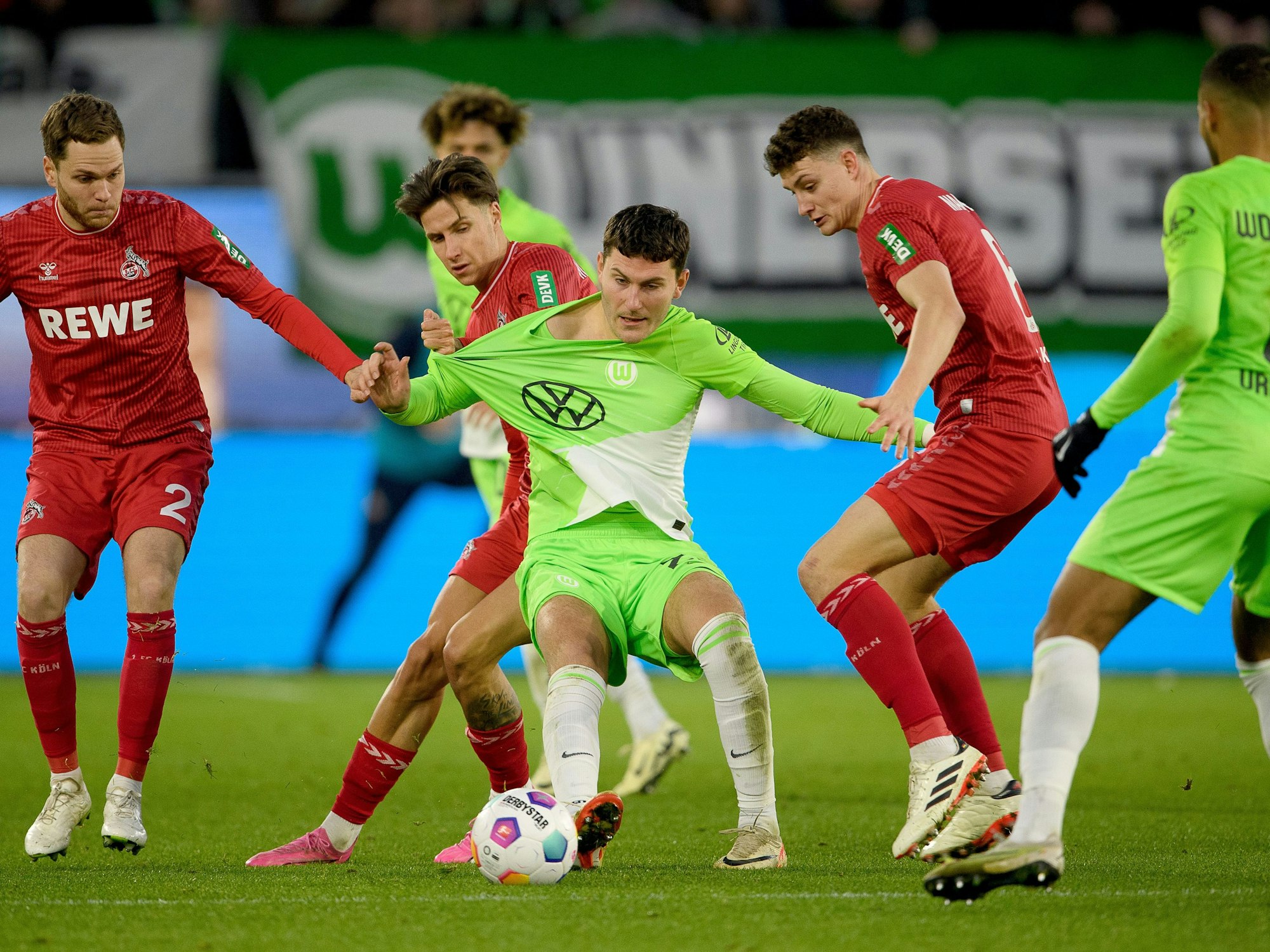 Intensive Kämpfe um den Ball beim Spiel des VfL Wolfsburg gegen den 1. FC Köln.