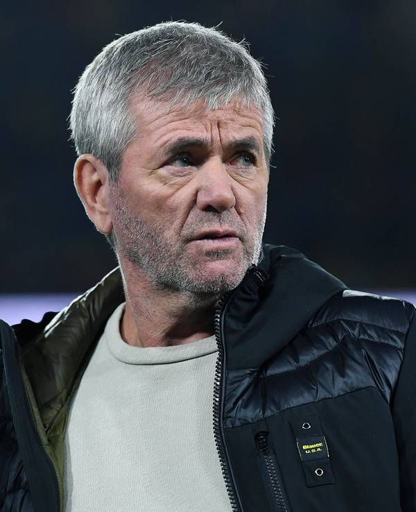 Friedhelm Funkel steht beim Spiel Fortuna Düsseldorf gegen den 1. FC Kaiserslautern im Stadion.