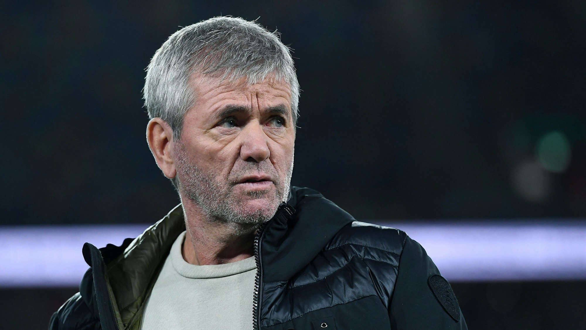 Friedhelm Funkel steht beim Spiel Fortuna Düsseldorf gegen den 1. FC Kaiserslautern im Stadion.