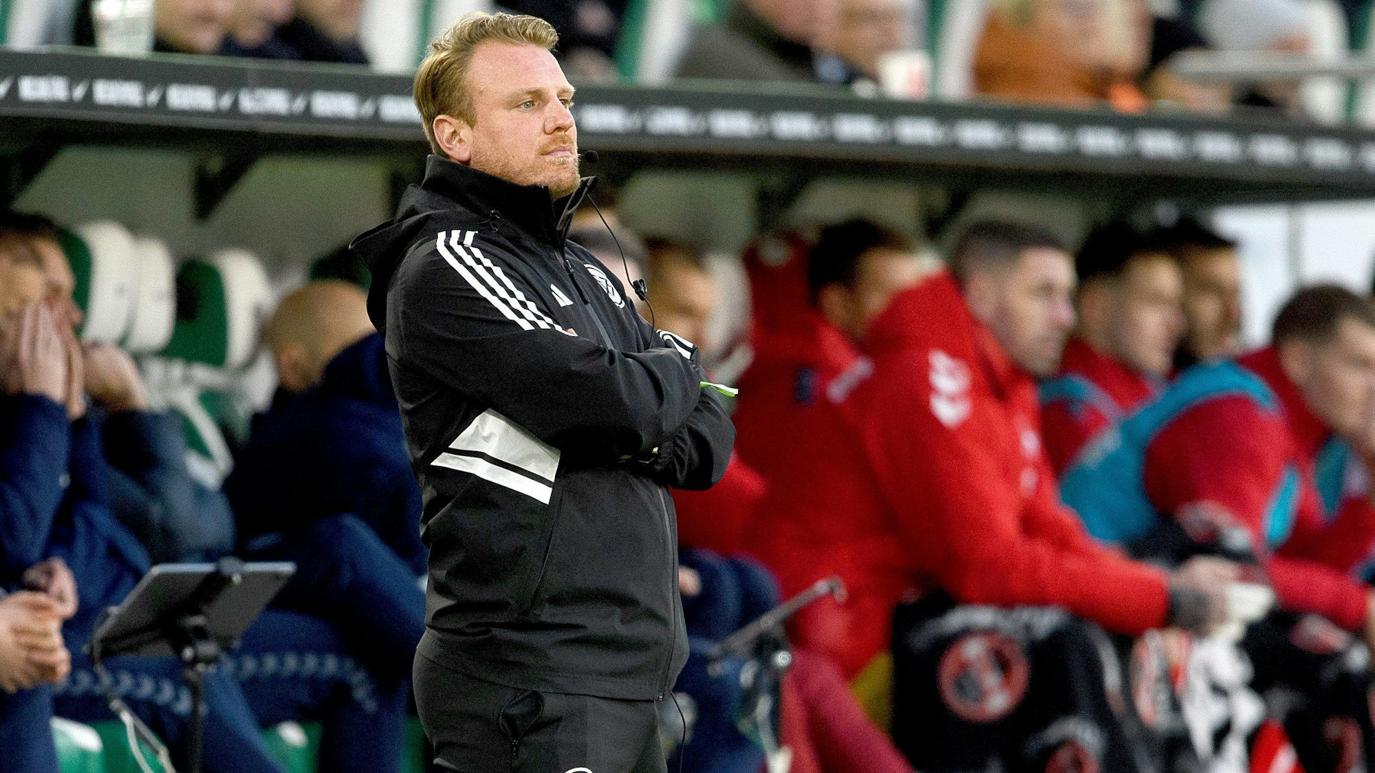 Tobias Krull, der beim Bundesliga-Spiel zwischen dem VfL Wolfsburg und dem 1. FC Köln den Job als Vierter Offizieller übernahm.