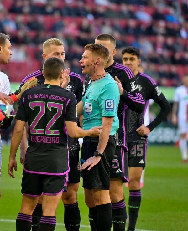 Manuel Neuer, Raphael Guerreiro und Matthijs de Ligt diskutieren mit Schiedsrichter Christian Dingert.