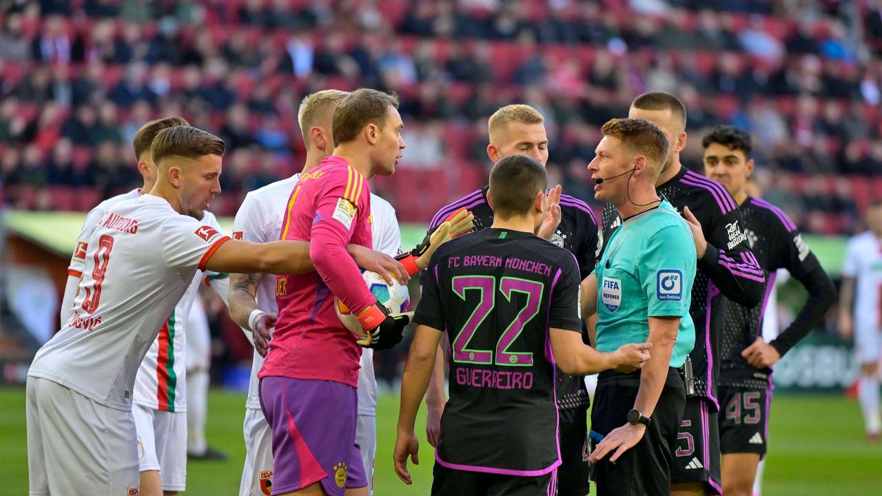 Manuel Neuer, Raphael Guerreiro und Matthijs de Ligt diskutieren mit Schiedsrichter Christian Dingert.