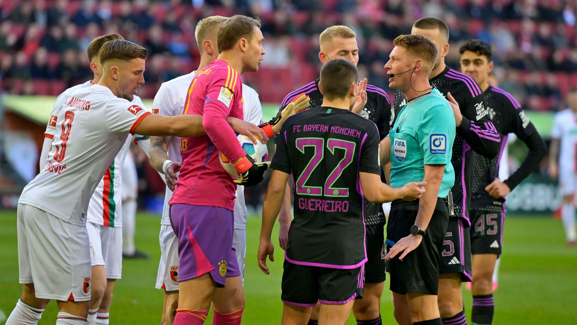 Manuel Neuer, Raphael Guerreiro und Matthijs de Ligt diskutieren mit Schiedsrichter Christian Dingert.