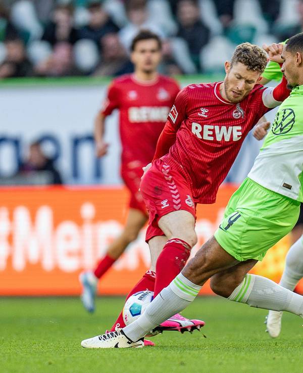 FC-Kapitän Florian Kainz im Zweikampf mit Wolfsburgs Lacroix (27. Januar 2024).