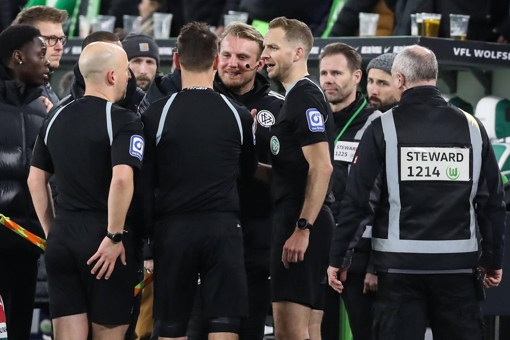 Sören Storks und seine Assistenten bedanken sich nach dem Spiel bei ihrem Aushilfs-Kollegen Tobias Krull.