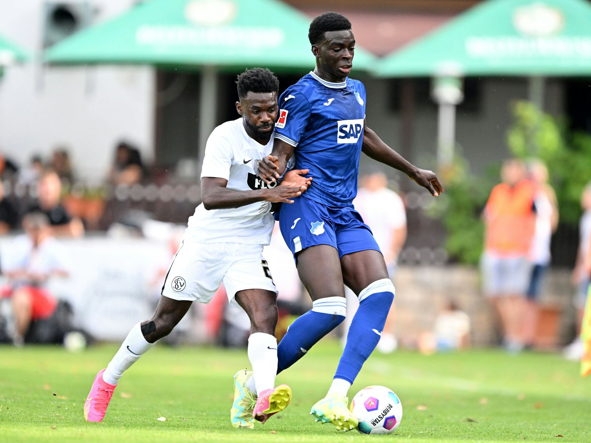 Hoffenheims Joshua Quarshie im Zweikampf mit Joseph Boyamba von der SV Elversberg.