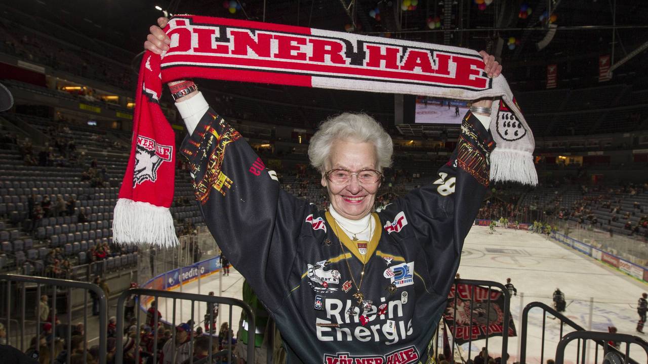 Käthe Stein mit KEC-Schal und Trikot auf der Tribüne der Lanxess-Arena.
