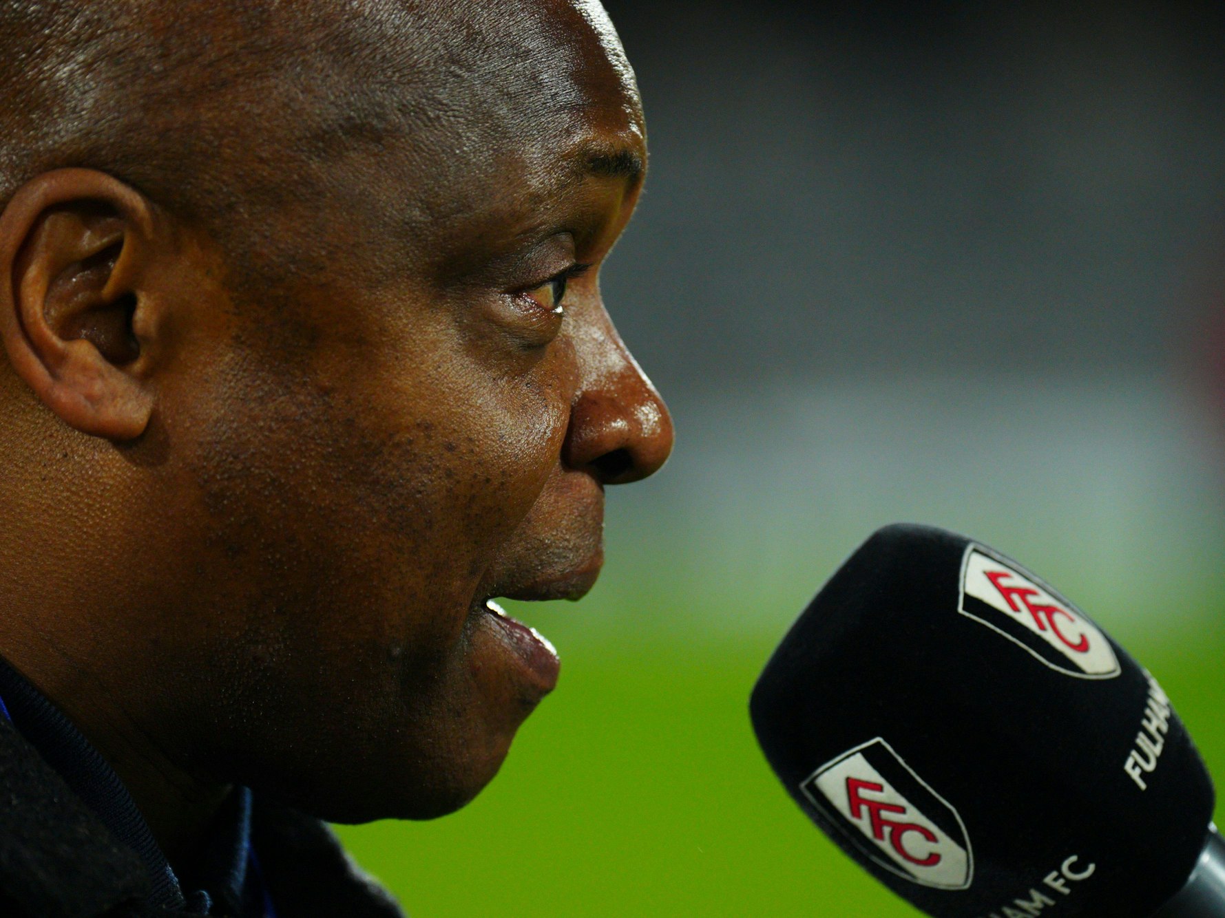 Paul Parker spricht in ein Mikrofon.