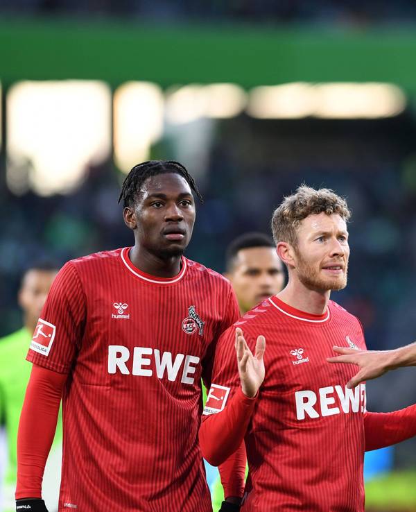 Faride Alidou, Florian Kainz (beide 1. FC Köln) diskutieren in Wolfsburg mit Schiedsrichter Sören Storks.