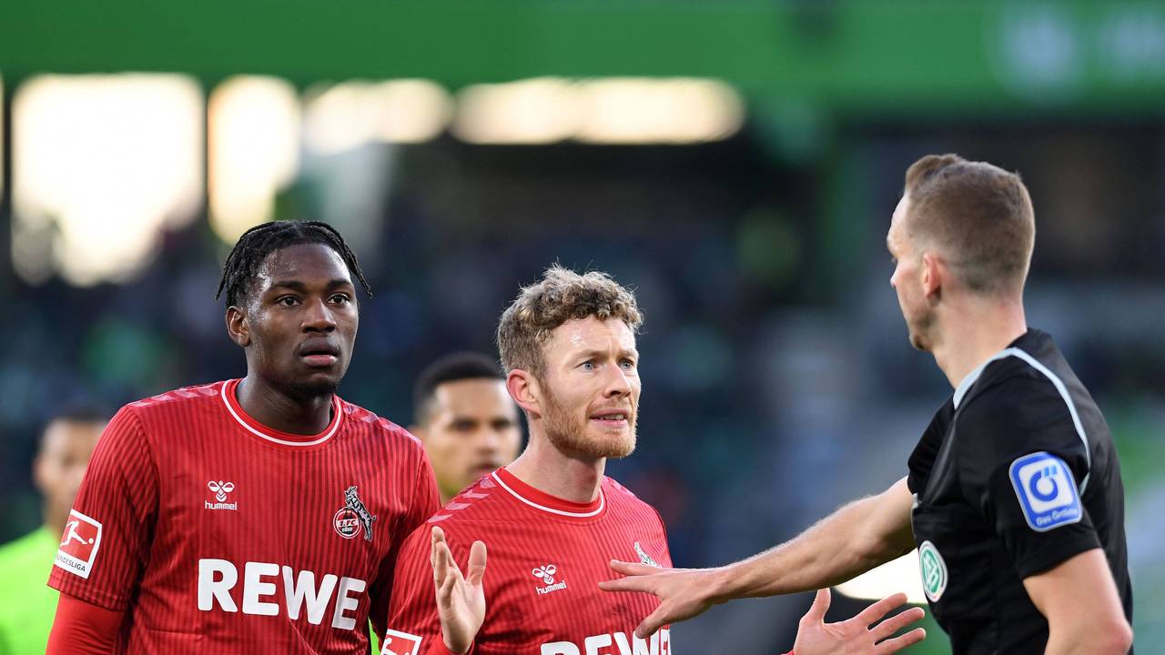 Faride Alidou, Florian Kainz (beide 1. FC Köln) diskutieren in Wolfsburg mit Schiedsrichter Sören Storks.