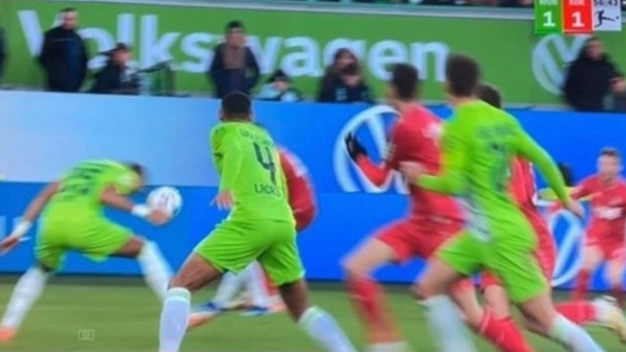 Moritz Jenz hat bei einem Schuss die Hand am Ball.