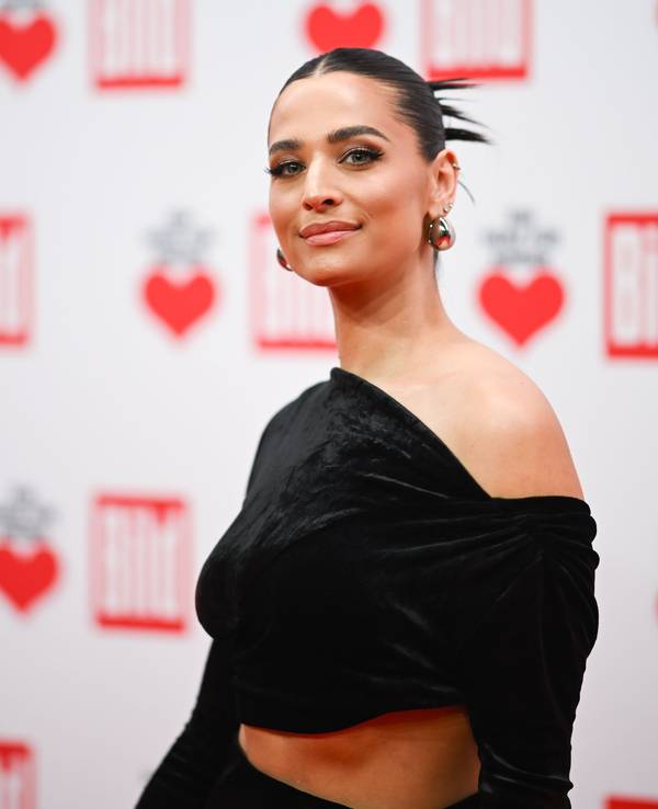 Amira Pocher steht auf dem roten Teppich.
