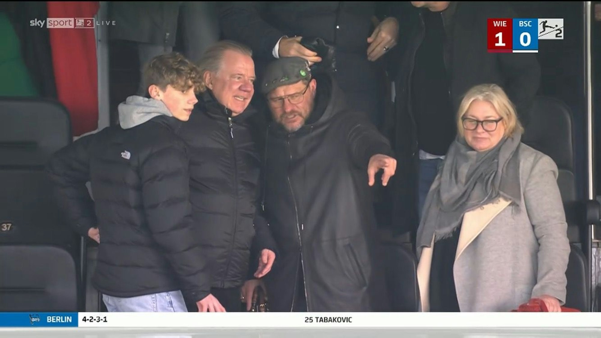 Steffen Baumgart als Tribünengast beim Spiel Wehen Wiesbaden gegen Hertha BSC.