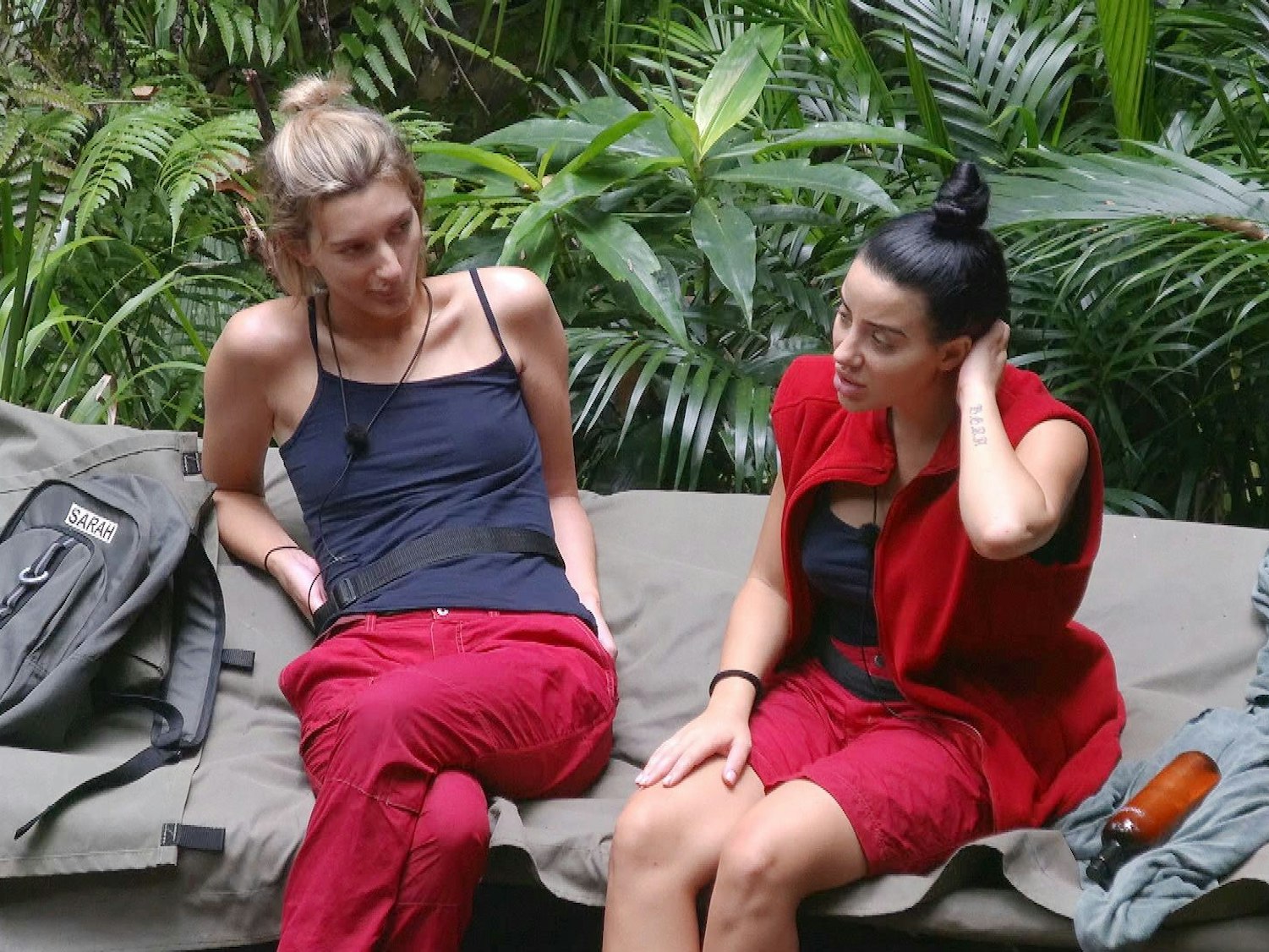 Anya Elsner und Leyla Lahouar im Dschungelcamp 2024.