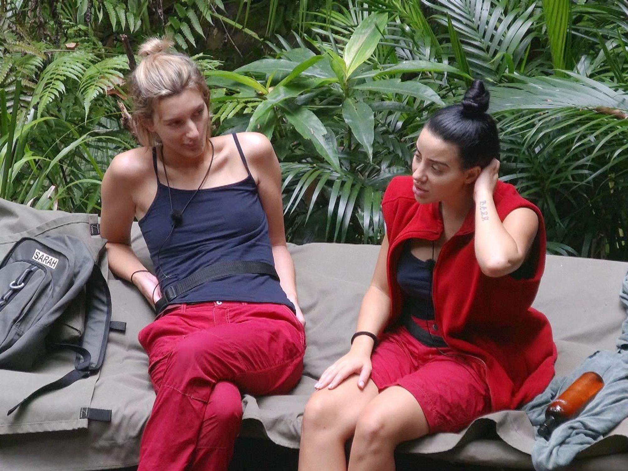 Anya Elsner und Leyla Lahouar im Dschungelcamp 2024.