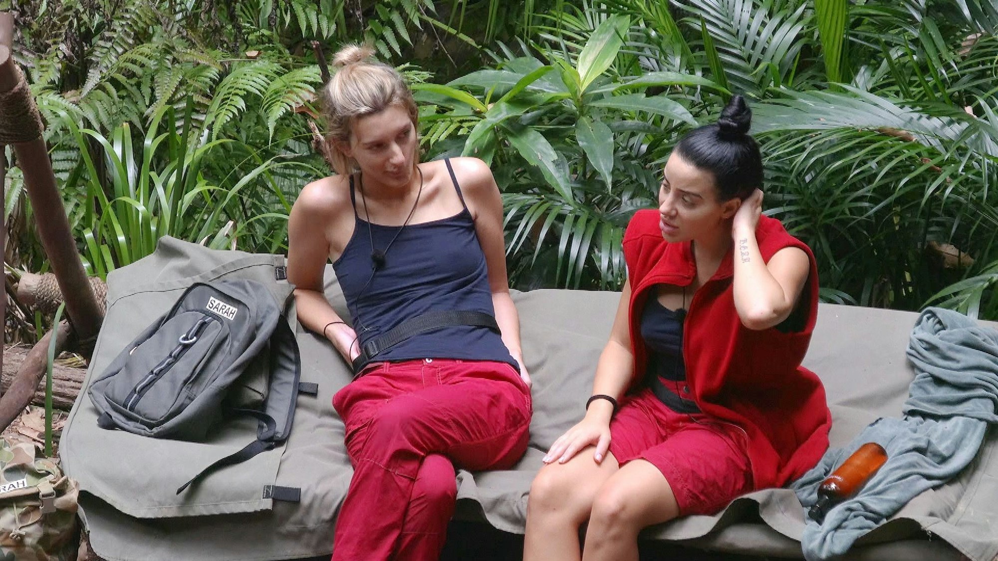 Anya Elsner und Leyla Lahouar im Dschungelcamp 2024.