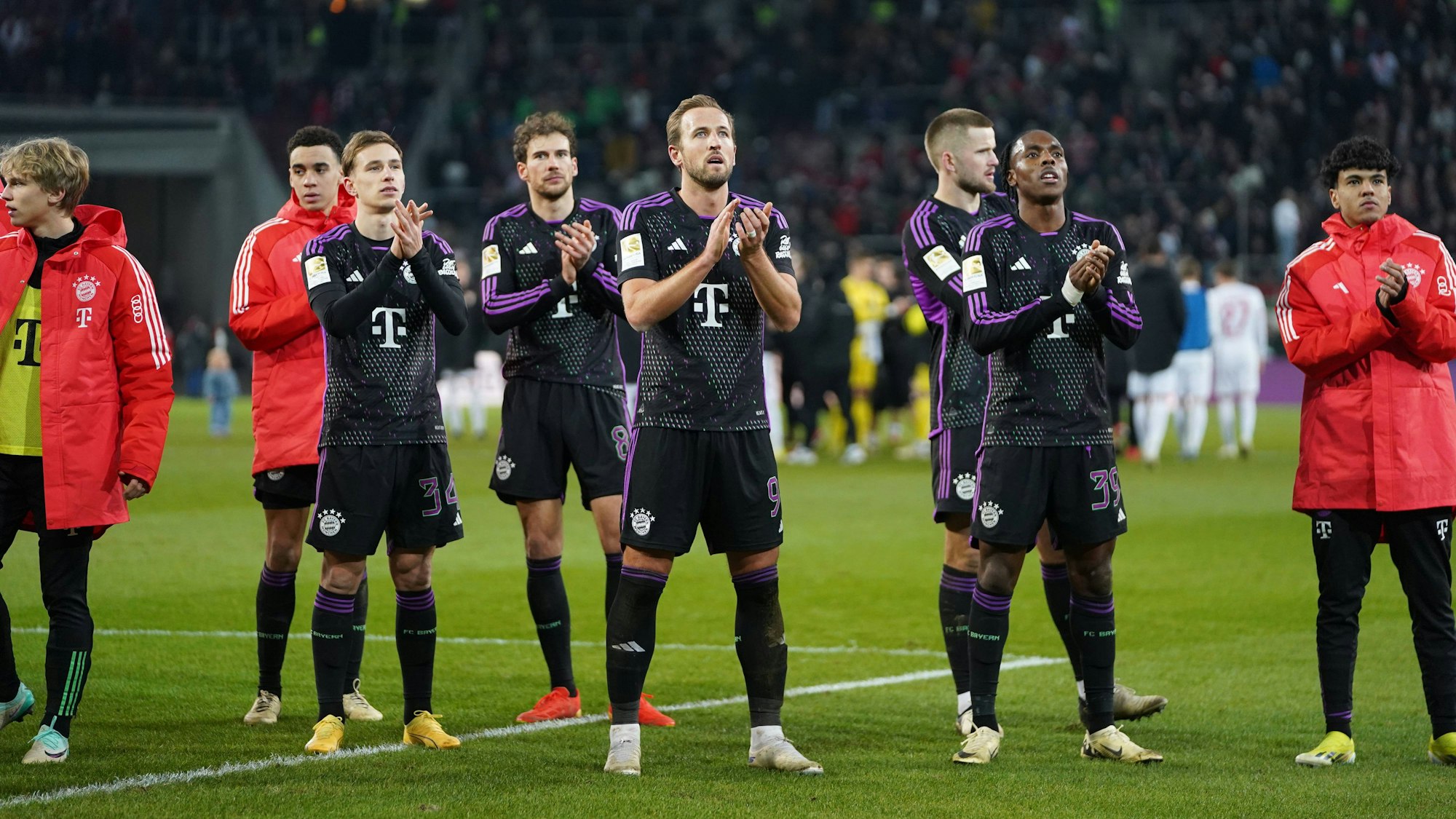 Die Bayern-Stars bedanken sich nach dem knappen 3:2-Sieg in Augsburg am Samstag (27. Januar 2024) bei ihren Fans.