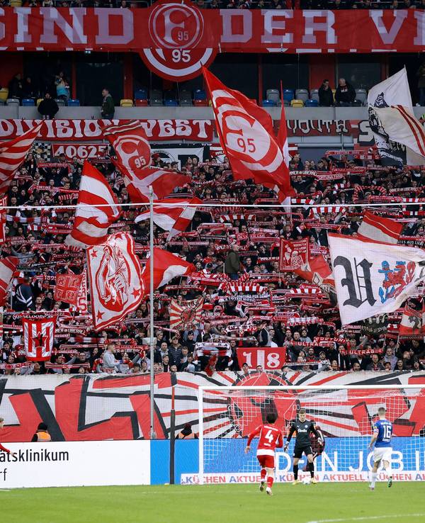 Fans von Fortuna Düsseldorf in der Merkur-Spiel-Arena.