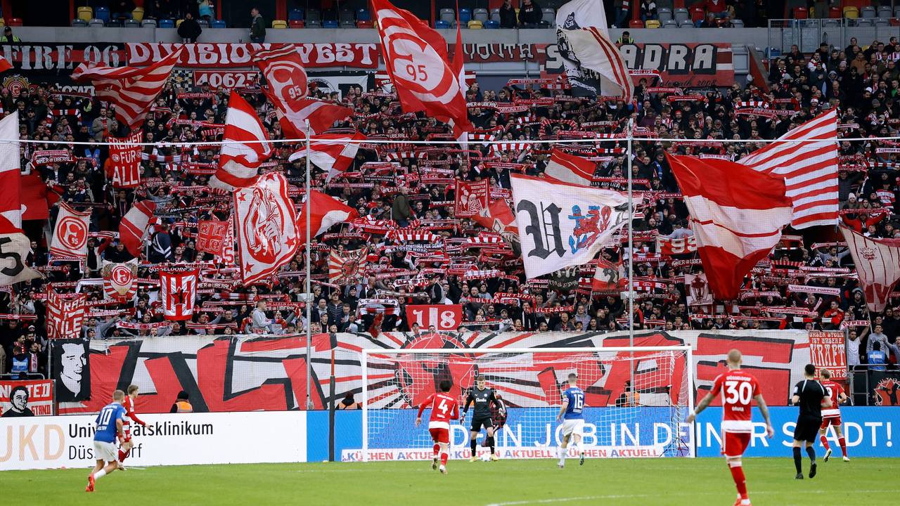 Fans von Fortuna Düsseldorf in der Merkur-Spiel-Arena.
