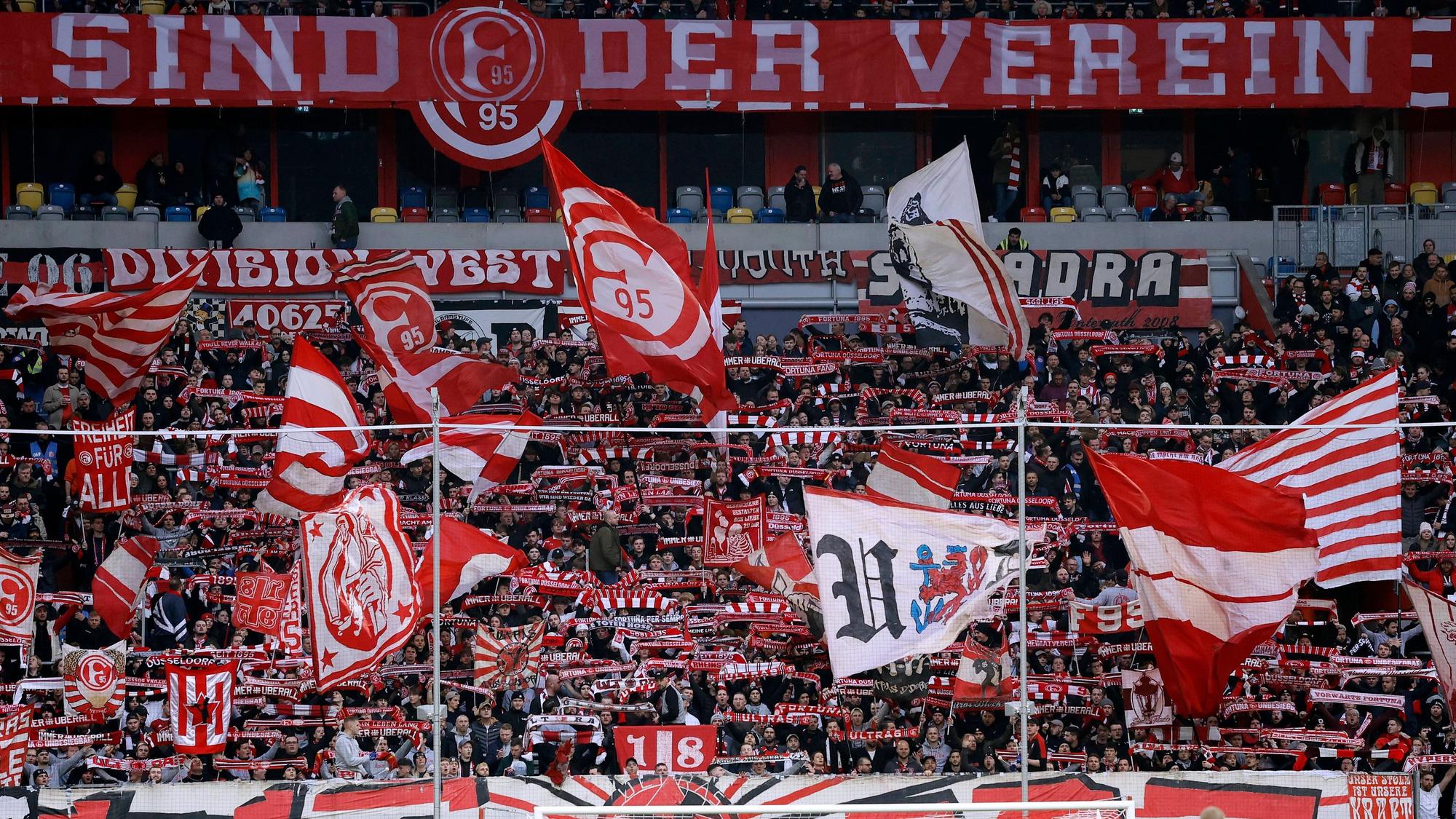 Fans von Fortuna Düsseldorf in der Merkur-Spiel-Arena.