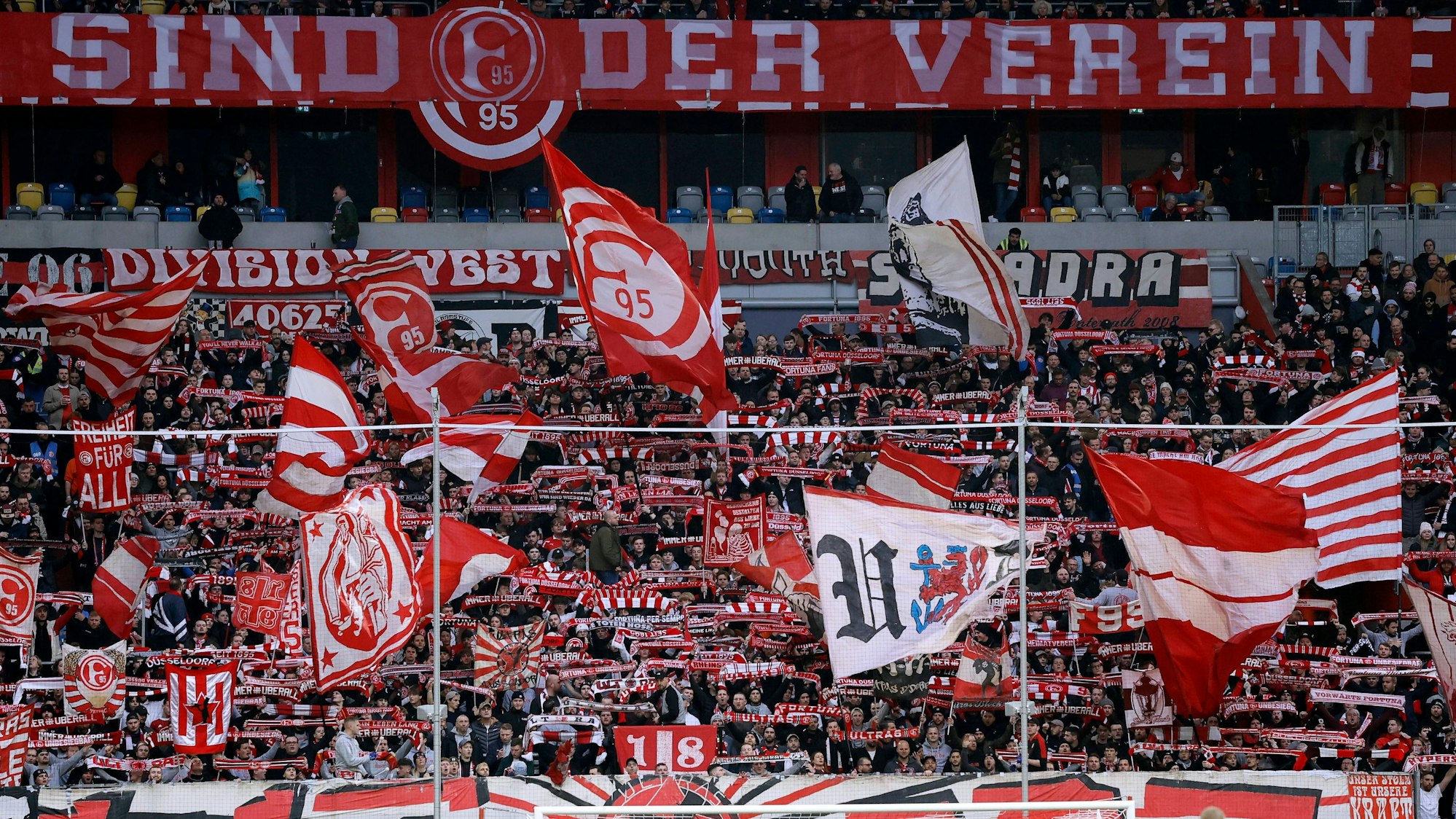 Fans von Fortuna Düsseldorf in der Merkur-Spiel-Arena.