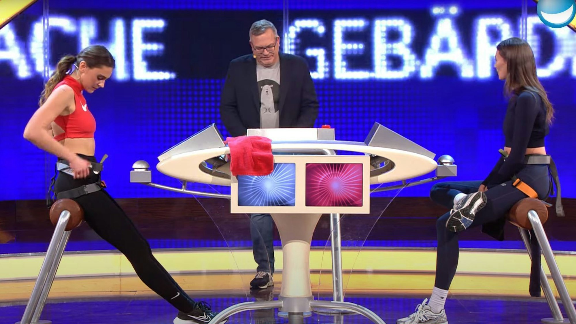 Stefanie Giesinger und Leony sitzen am 27. Januar 2024 bei „Schlag den Star“am Ratepult von Moderator Elton.