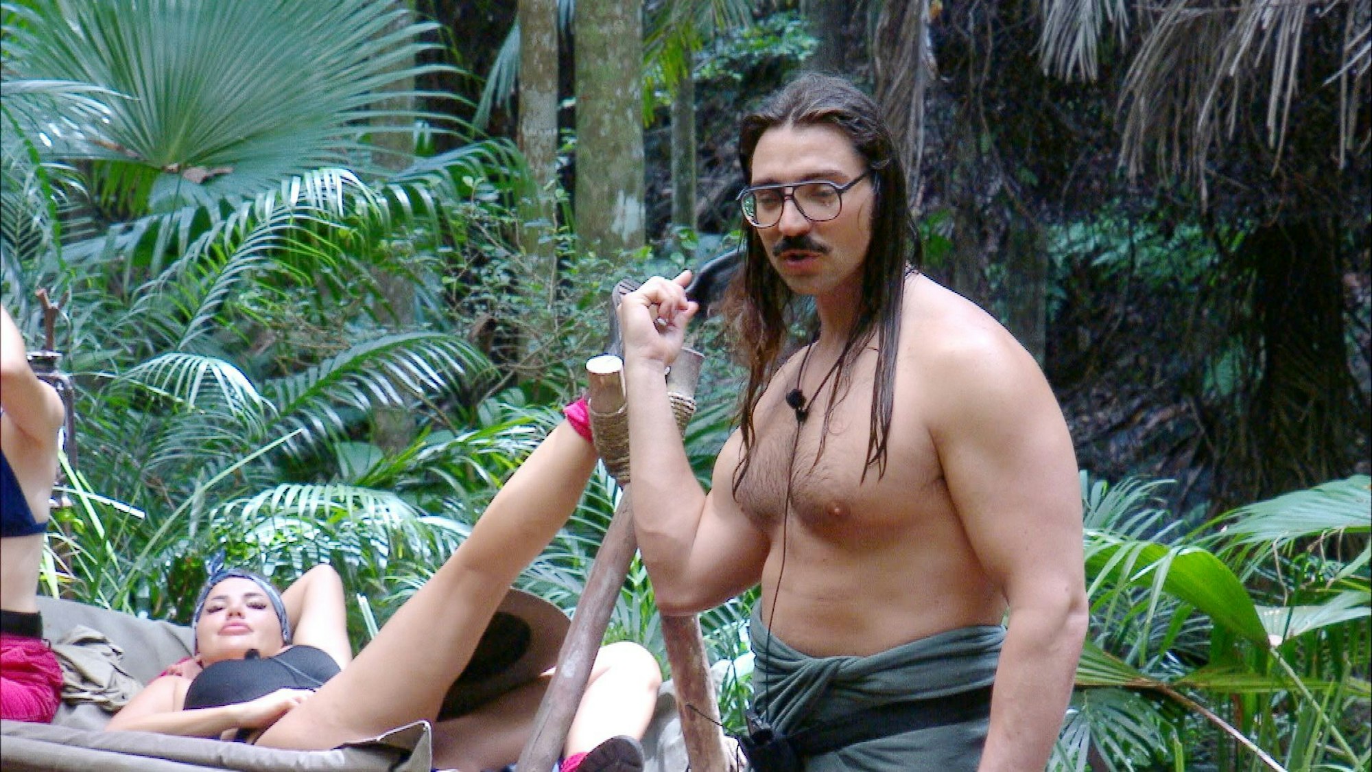 Das Foto stammt aus der RTL-Show Dschungelcamp und zeigt Fabio Knez mit Kim Viginia.