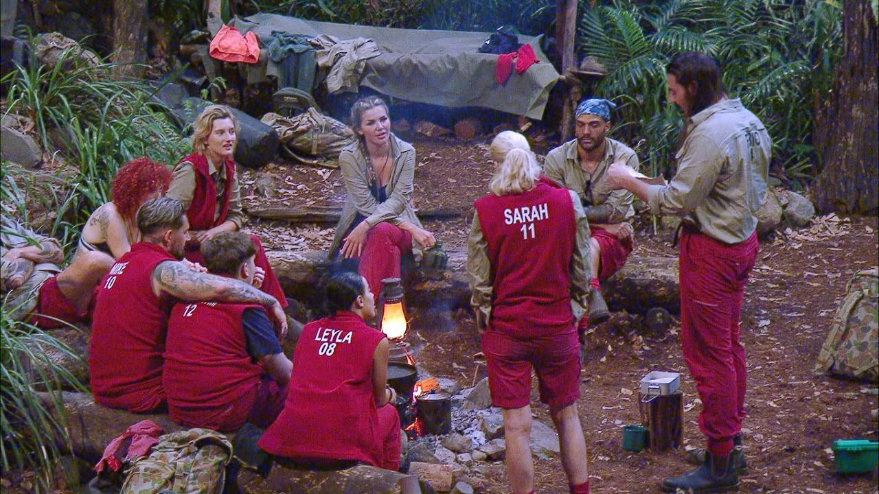 Die Kandidatinnen und Kandidaten im Dschungelcamp 2024 am Lagerfeuer.