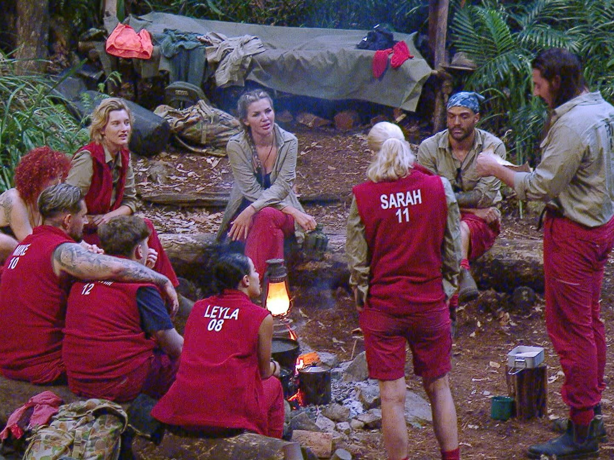 Die Kandidatinnen und Kandidaten im Dschungelcamp 2024 am Lagerfeuer.