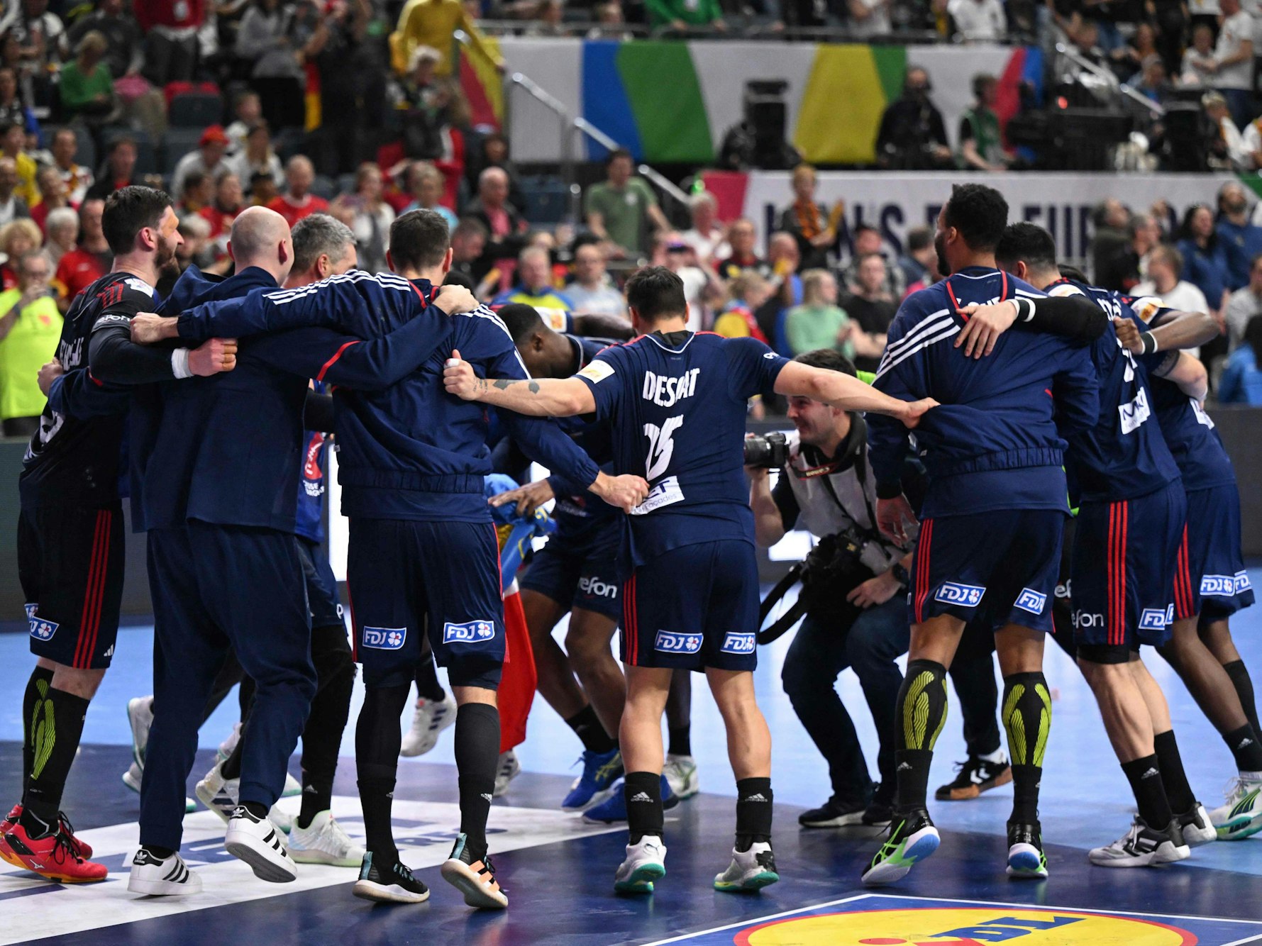 Die französischen Handballer feiern ihren EM-Titel.