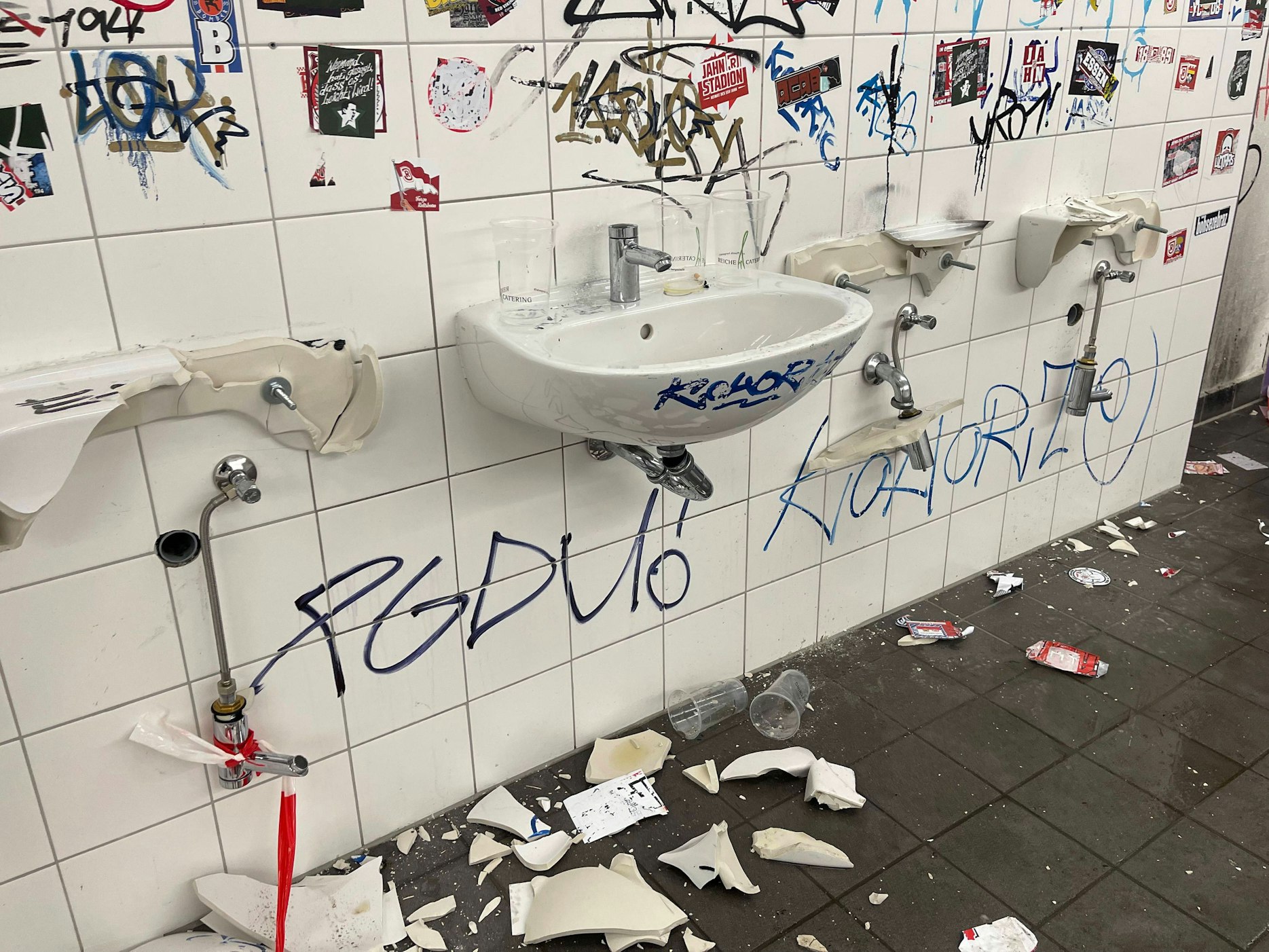 Die Toilettenanlagen und Waschbecken im Gästebereich des Erzgebirgsstadions wurden mutwillig zerstört.