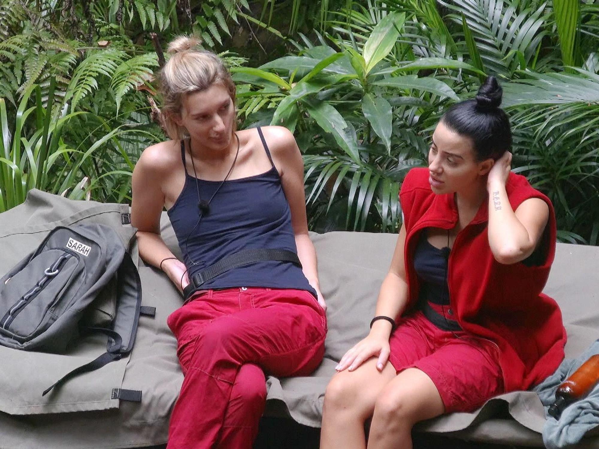 Anya Elsner und Leyla Lahouar im Dschungelcamp 2024.