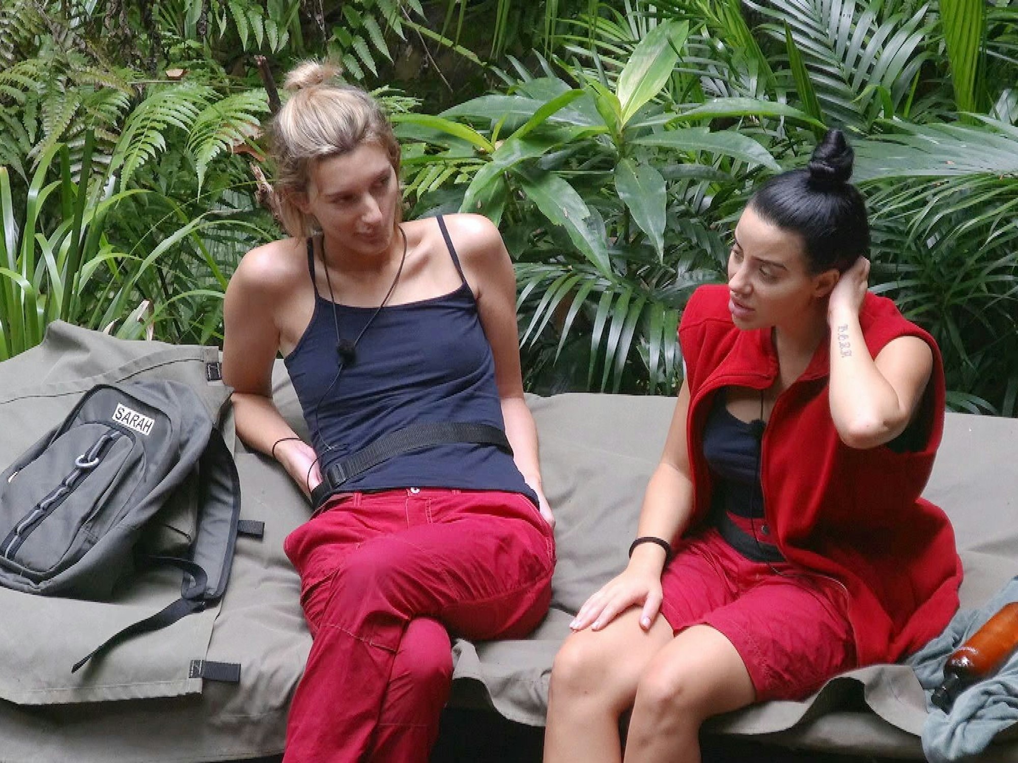 Anya Elsner und Leyla Lahouar im Dschungelcamp 2024.