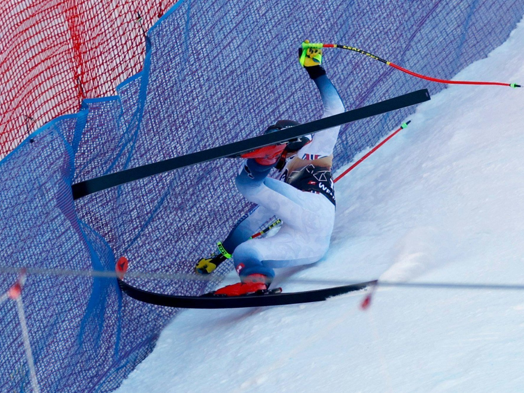 Aleksander Aamodt Kilde aus Norwegen stürzt.