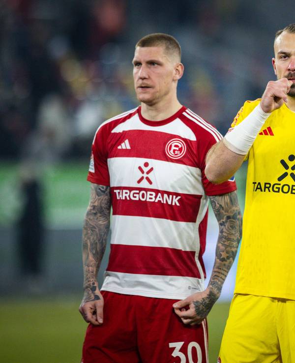 Die Fortuna-Düsseldorf-Spieler Jordy de Wijs, Florian Kastenmeier, Felix Klaus und Isak Johannesson stehen auf dem Platz. (Von l. nach r.)