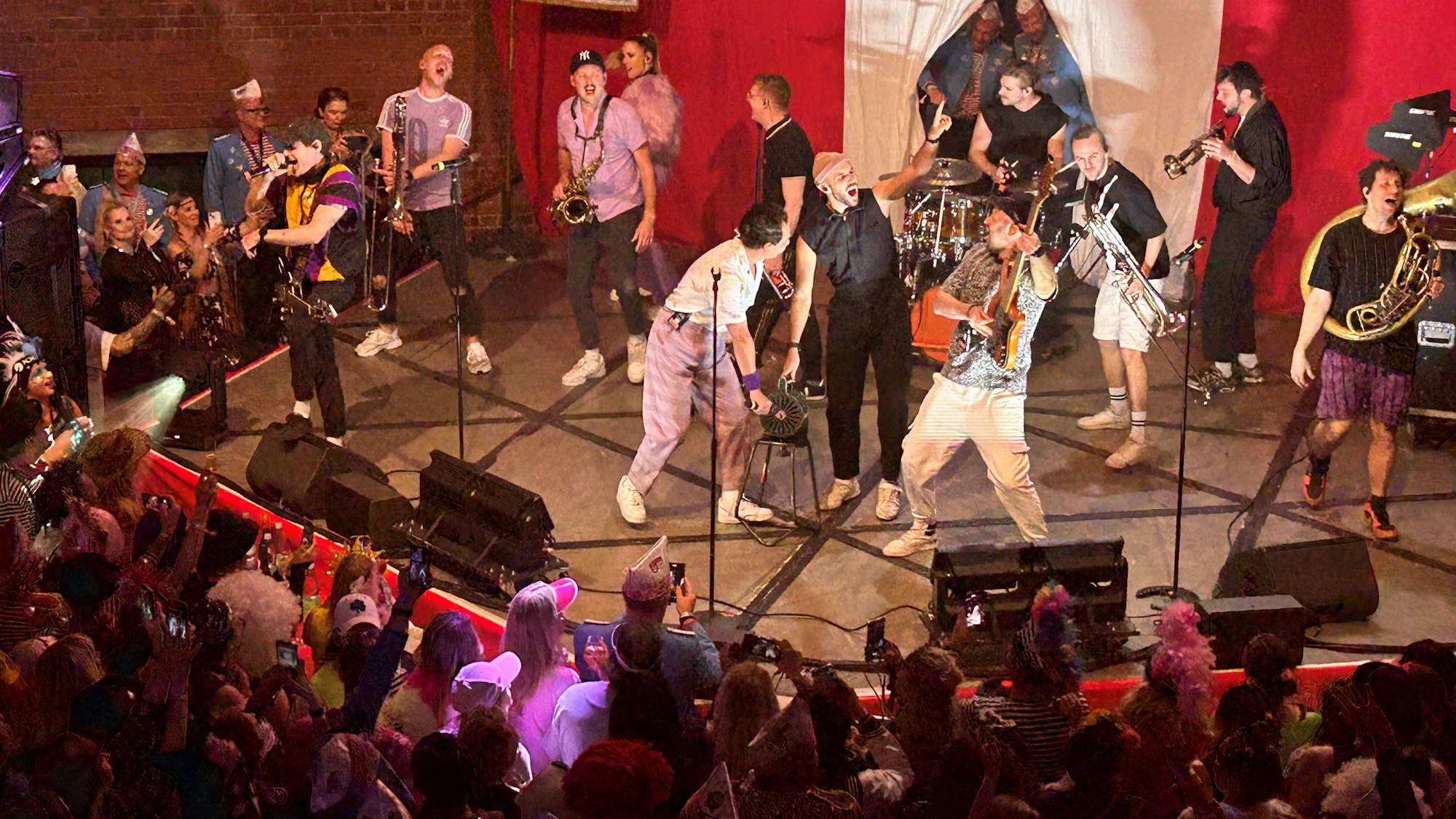 Querbeat auf der Bühne im Gymnasium Rodenkirchen.