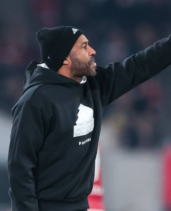 Fortuna Düsseldorfs Cheftrainer Daniel Thioune gibt im Spiel gegen den FC St. Pauli an der Seitenlinie Anweisungen.
