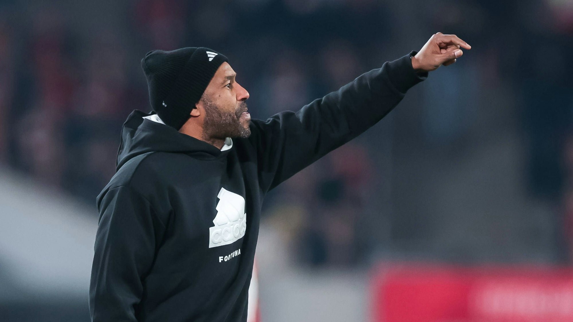 Fortuna Düsseldorfs Cheftrainer Daniel Thioune gibt im Spiel gegen den FC St. Pauli an der Seitenlinie Anweisungen.