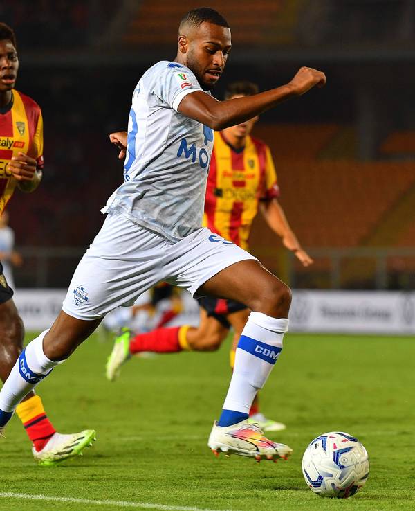 Marlon Mustapha rennt mit dem Ball.