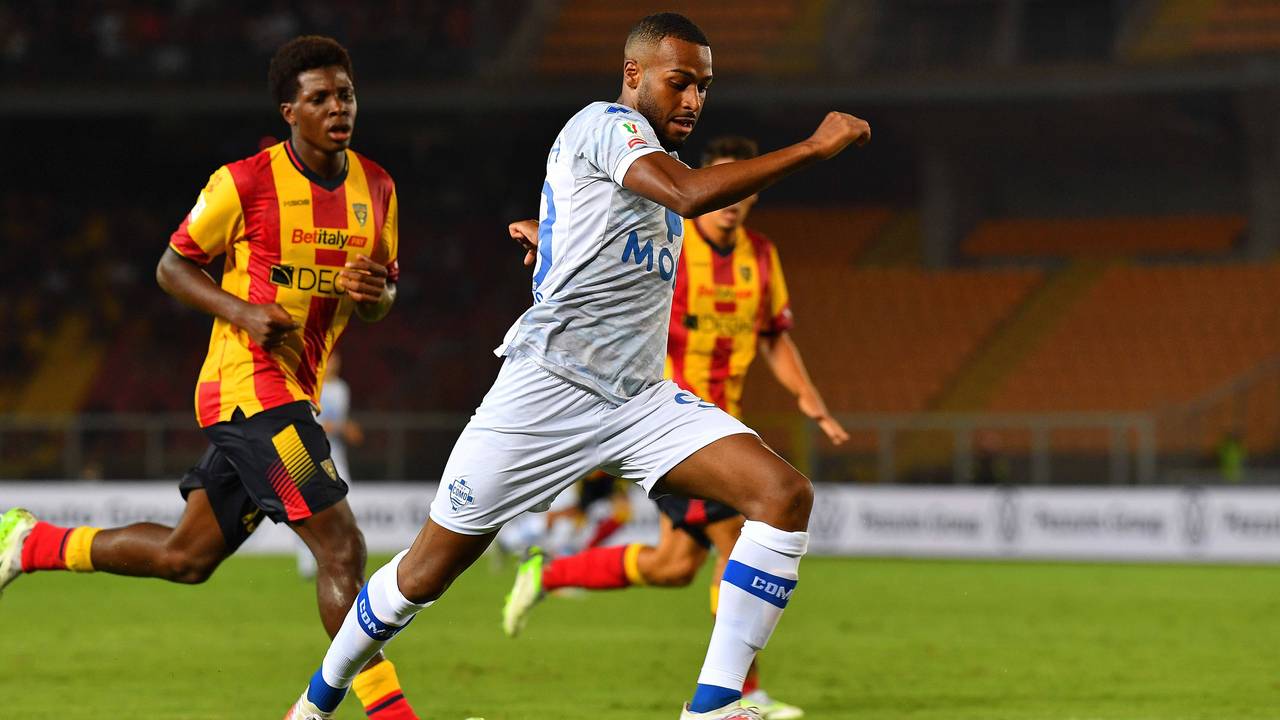 Marlon Mustapha rennt mit dem Ball.