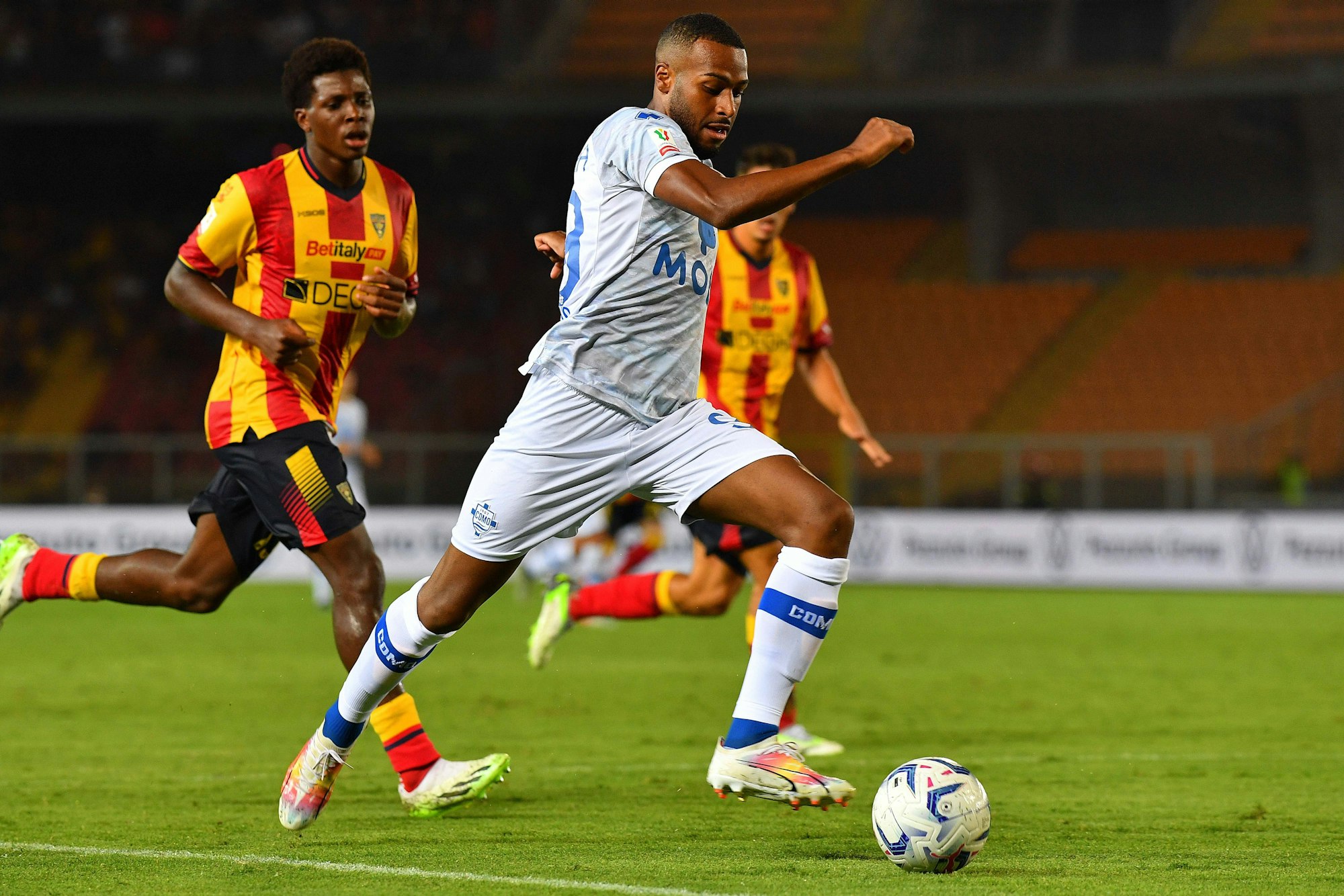 Marlon Mustapha rennt mit dem Ball.