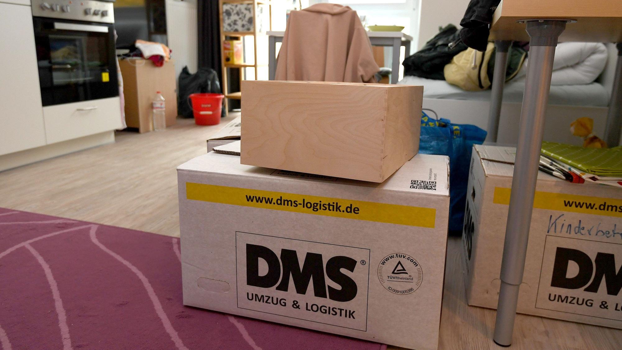 Umzugskartons stehen in einer Wohnung.