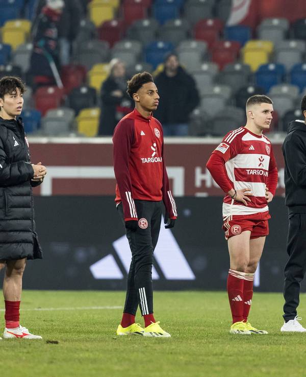 Chefcoach Daniel Thioune und die Spieler von Fortuna Düsseldorf stehen nach dem 1:2 gegen den FC St. Pauli vor der Fankurve.