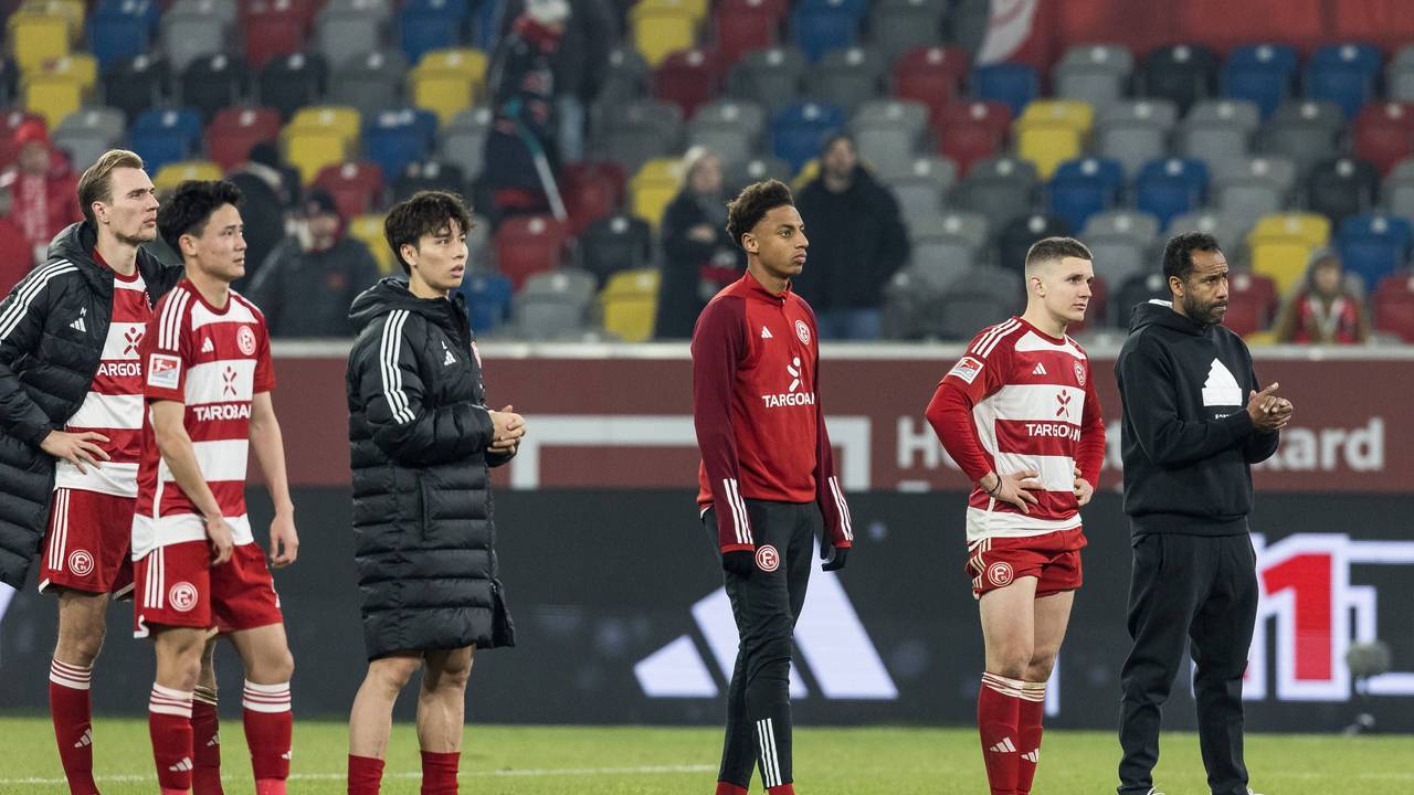Chefcoach Daniel Thioune und die Spieler von Fortuna Düsseldorf stehen nach dem 1:2 gegen den FC St. Pauli vor der Fankurve.