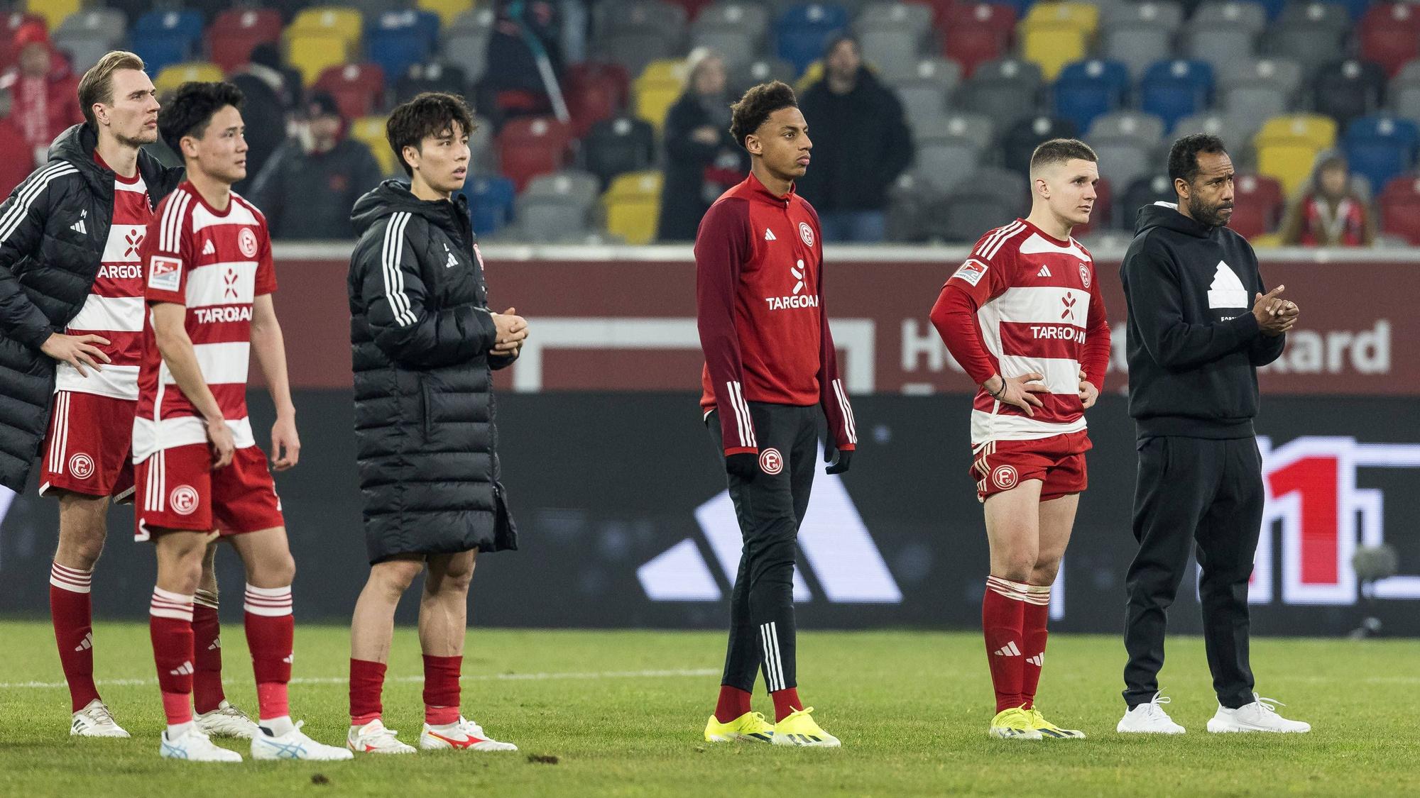 Chefcoach Daniel Thioune und die Spieler von Fortuna Düsseldorf stehen nach dem 1:2 gegen den FC St. Pauli vor der Fankurve.
